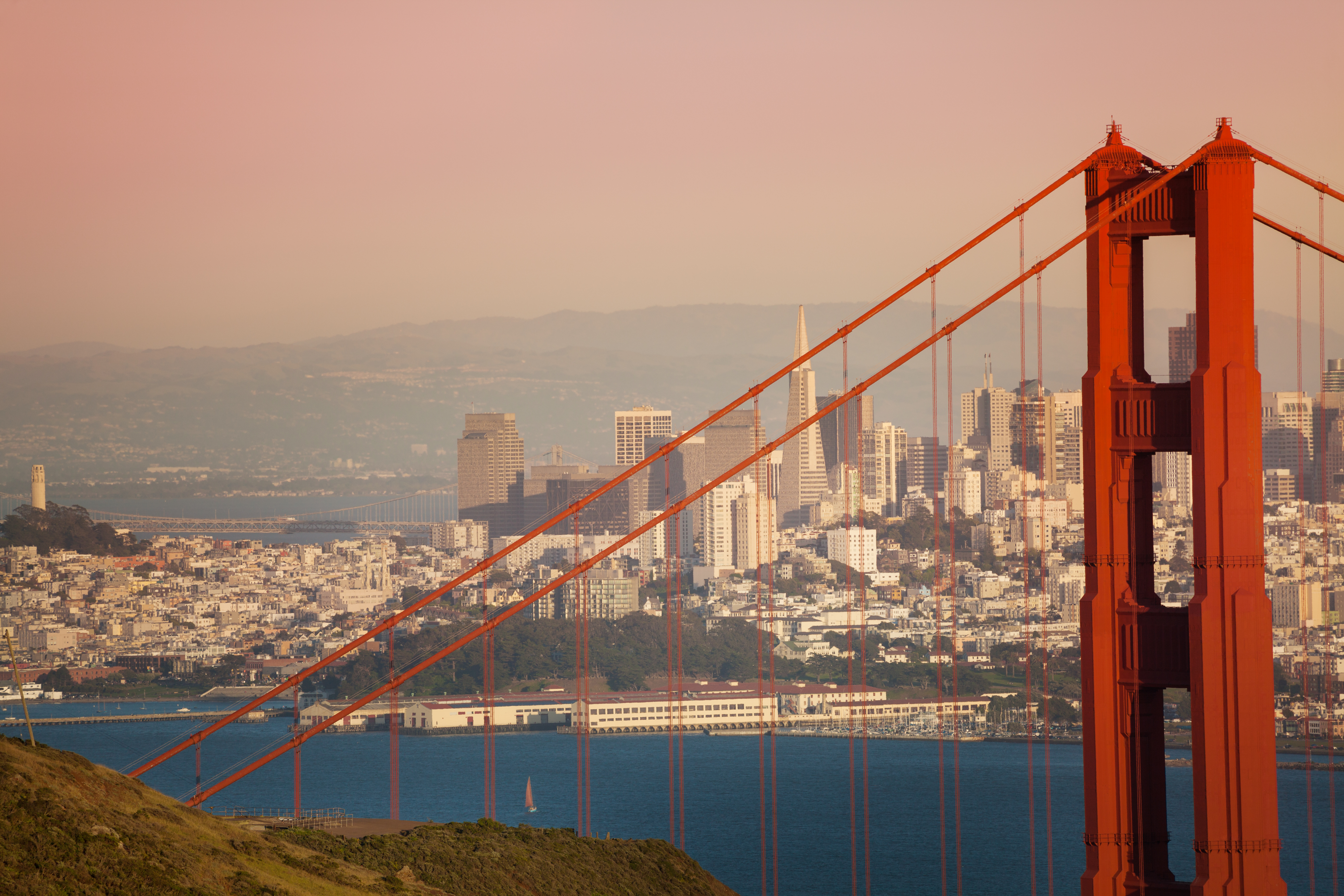 San Francisco: view-suspension-bridge-with-city-background